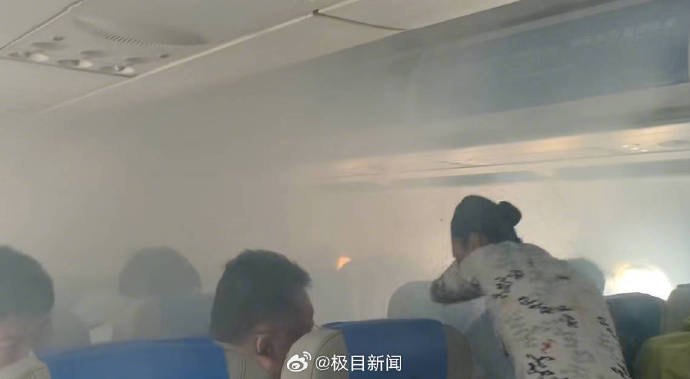 飞行途中旅客充电宝突然冒烟!天津航空回应:无人员受伤,平安落地